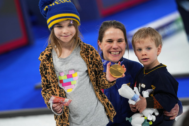 Anna Hasselborg firar OS-guldet i Italien med sina barn Mira och August.