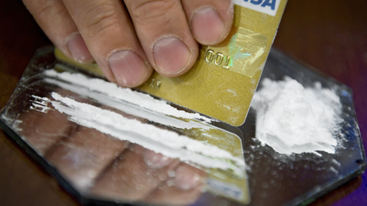 Kokain är en av drogerna man letar efter. 