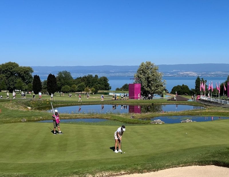 Linn Grant puttar på den natursköna banan vid Genèvesjön.