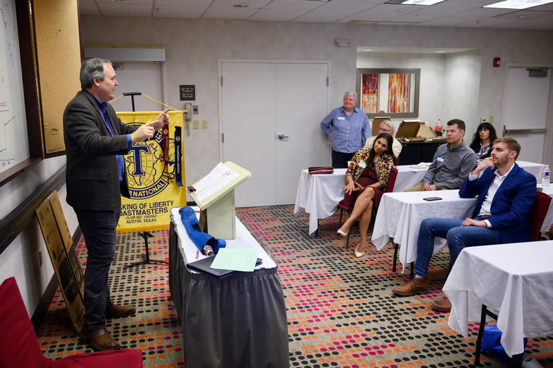 Talarträning för republikaner och andra konservativa i Texas huvudstad Austin. I talarstolen står Andy Hogue, biträdande ordförande i talarklubben Speaking of Liberty men även kommunikationschef för det lokala republikanska partiet.