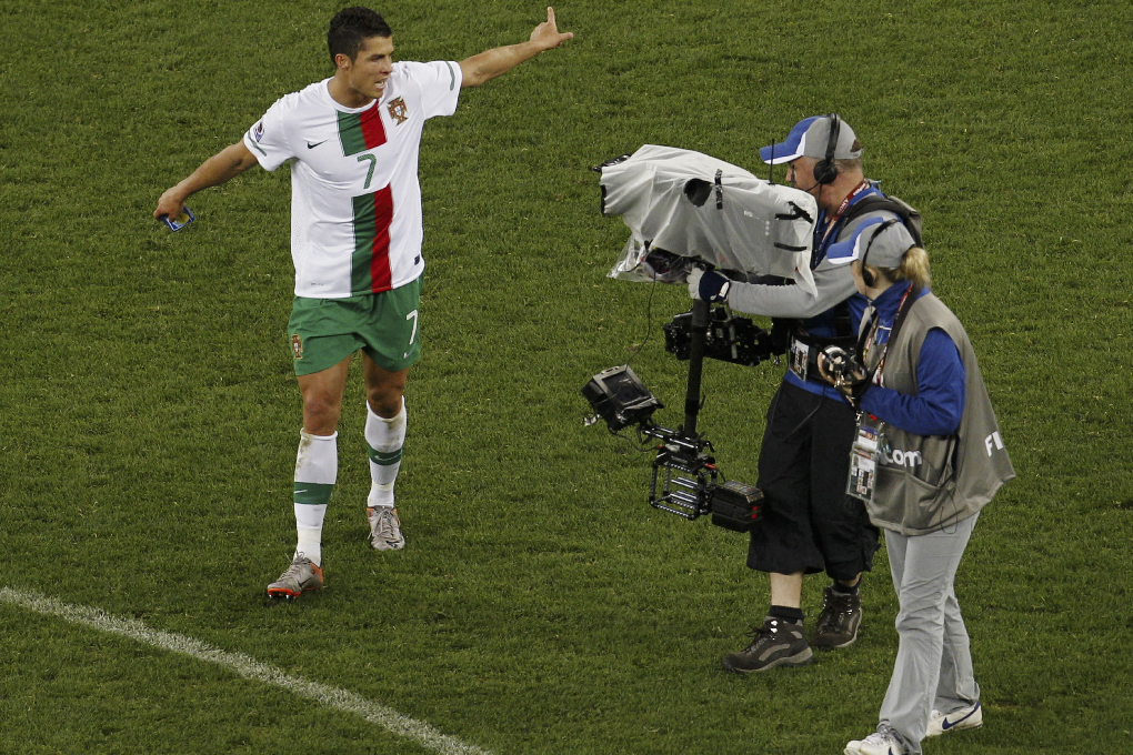 Här svär och spottar Ronaldo mot kameramannen.