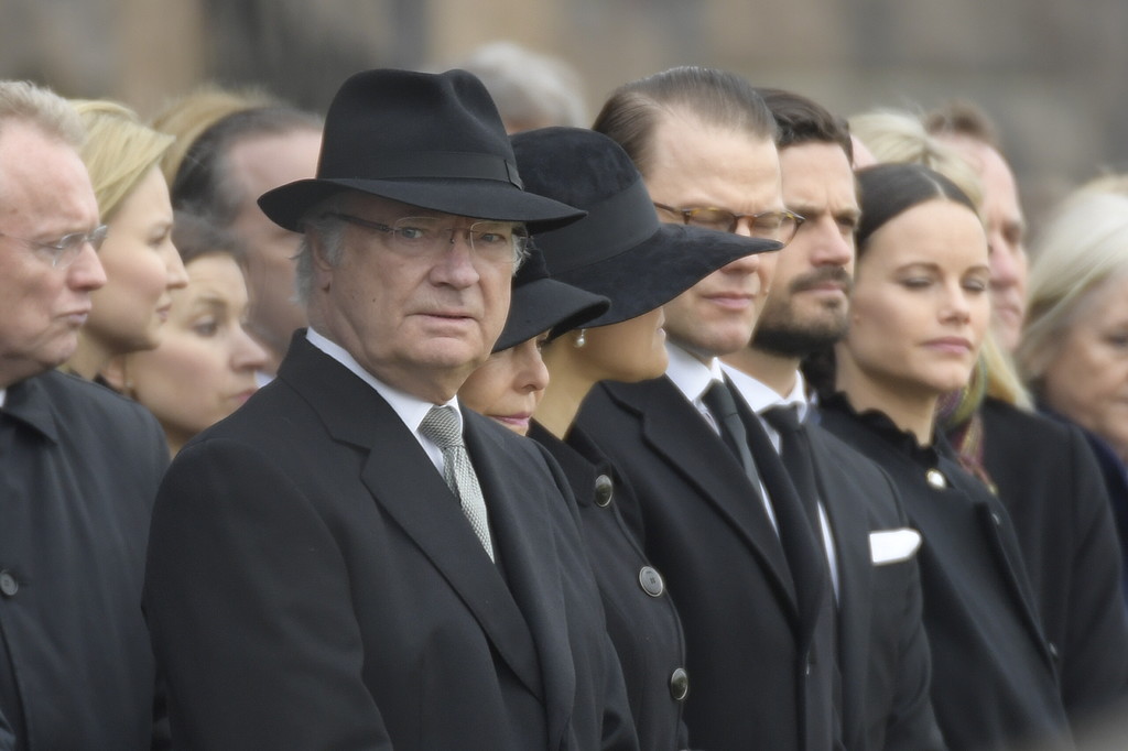 Kungen har tidigare hållit ett tal till Sverige och uttryck sitt medlidande för de drabbade. Kungen har tidigare hållit ett tal till Sverige och uttryck sitt medlidande för de drabbade.