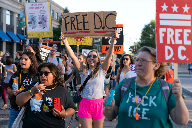 Inga stadsföreträdare hade bett om hjälp när president Donald Trump skickade in nationalgardet för att säkerställa brottsbekämpningen i USA:s huvudstad Washington DC. Agerandet har resulterat i ett antal protester, denna hölls i fredags i området Columbia Heights.