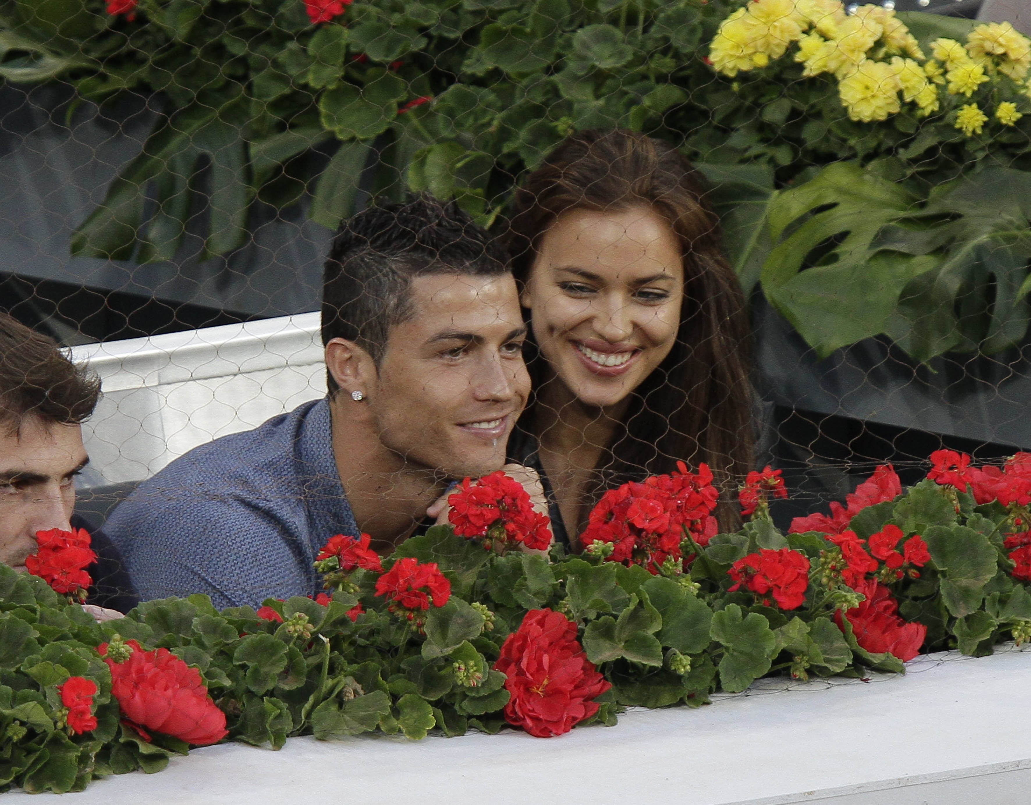 Cristiano Ronaldo började semestern redan i maj och tittade på tennis tillsammans med flickvännen Irina Shayk. Senare åkte paret till Madeira med Cristiano Jr.