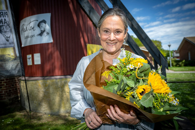 Pernilla August tänker plöja ner prissumman lokalt.