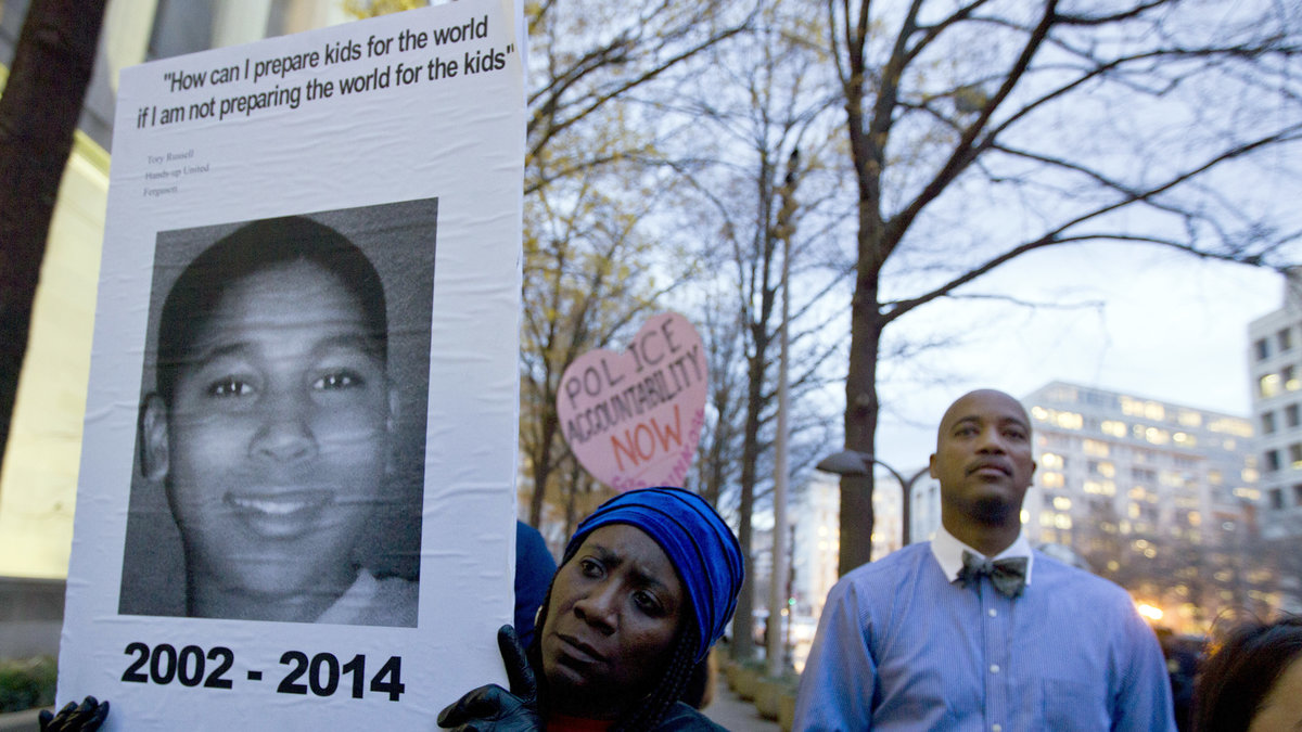 Bilden av tolvårige Tamir Rice hålls upp av demonstranter.