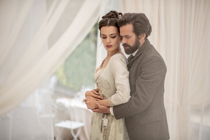 Gustave Eiffel (Romain Duris) och hans älskade Adrienne Bourgès (Emma Mackey) i 'Eiffel'. Pressbild.