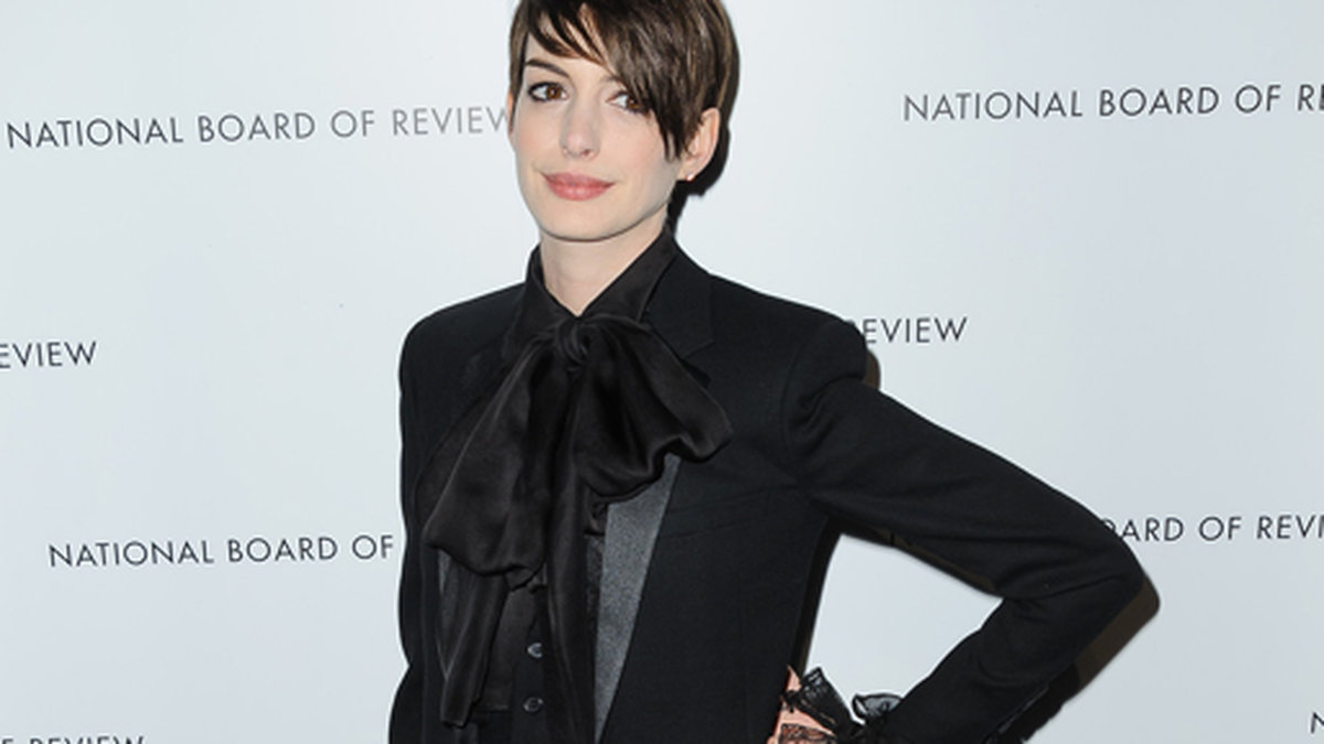 Anne Hathaway är begravnignsklädd. Och vad är grejen med rosetten? 