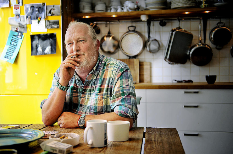 Plura Johnsson sitter i sitt kök. Plura Johnsson sitter i sitt kök.