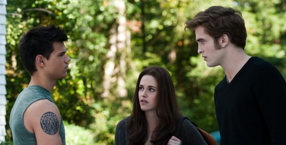 Kärleksintrigerna tätnar mellan Bella, Edward och Jacob.