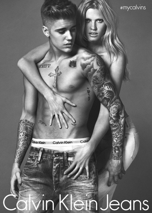 På bilderna syns Justin posera tillsammans med supermodellen Lara Stone