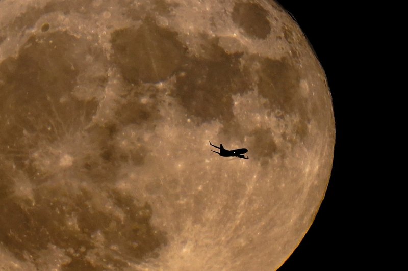 Ett flygplan passerar superfullmånen i Milwaukee i USA.