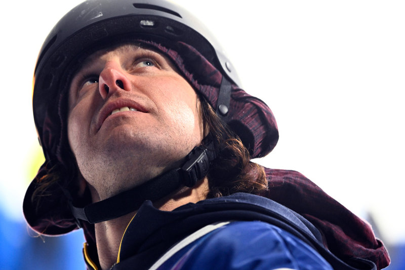 Harlaut med kalsonger under hjälmen. 