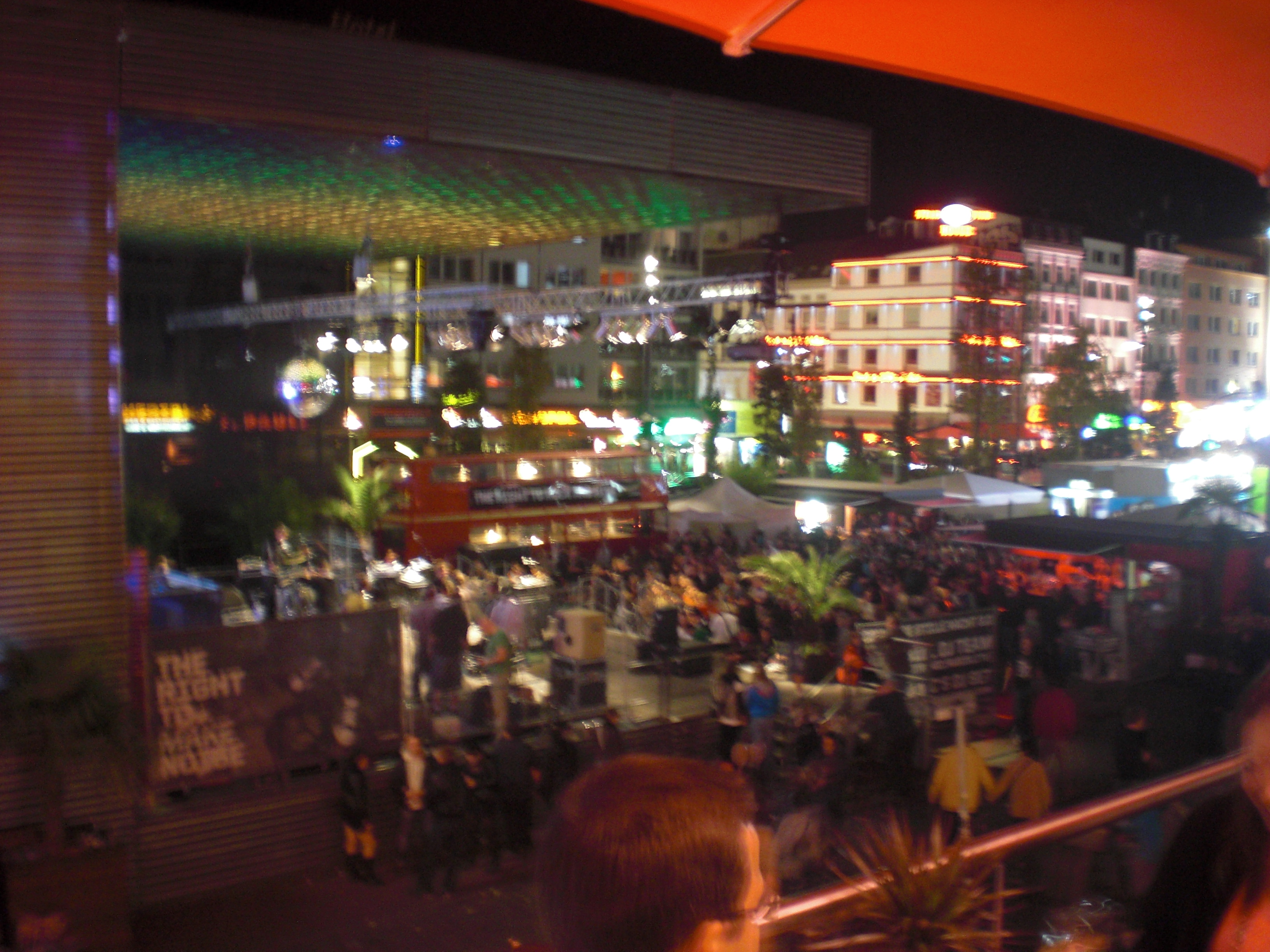 Spielbudenplatz och hela Reeperbahn lever upp under musik- och konstfestivalen.