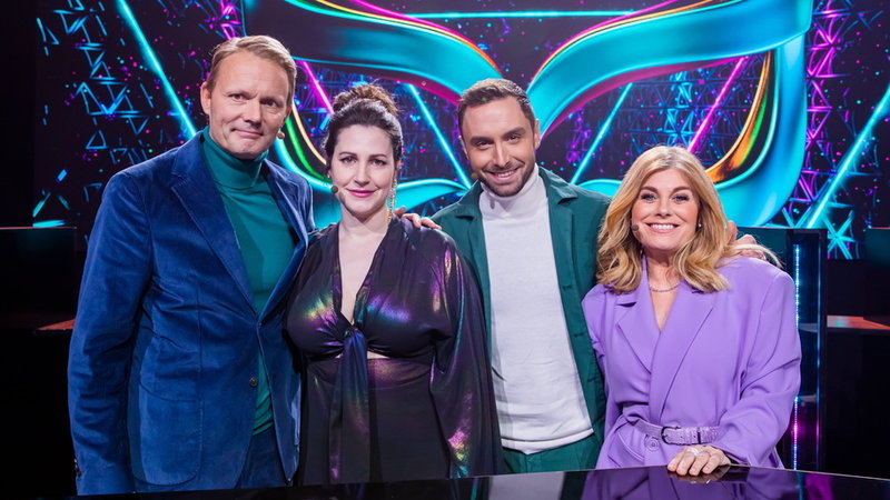 Panelen bestående av Felix Herngren, Nour El Refai, Måns Zelmerlöw och Pernilla Wahlgren gissade i vanlig ordning högt och lågt. Pressbild.