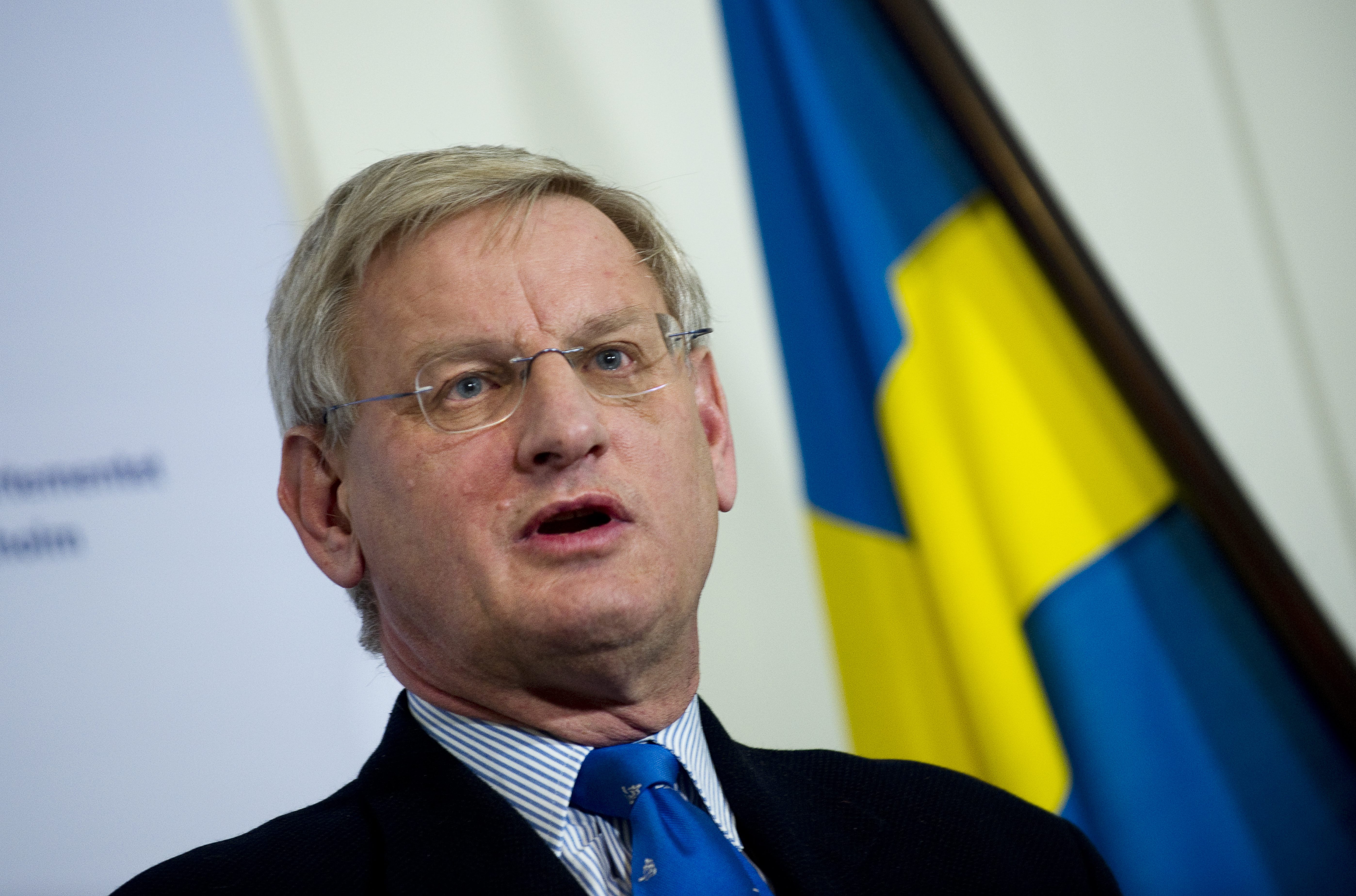 Carl Bildt (M) uttryckte sig kritiskt på måndagen. Även om riksdagen skulle rösta ja till ett erkännande behöver regeringen inte följa uppmaningen.