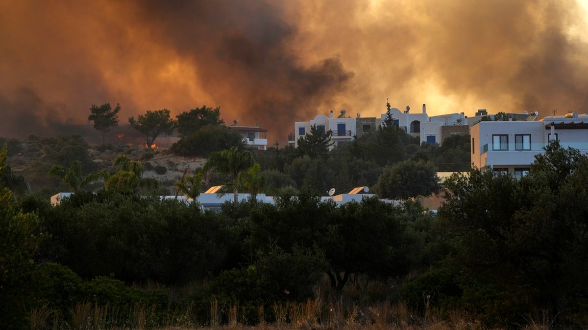 Minst 30 000 människor har redan flytt undan de bränder som härjat på södra Rhodos sedan en vecka tillbaka. Arkivbild.