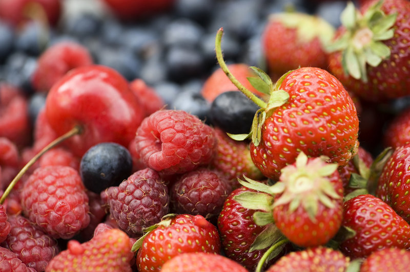 Frukt och bär kan man plocka själv och frysa in, tipsar Åsa Axelsson. Arkivbild.