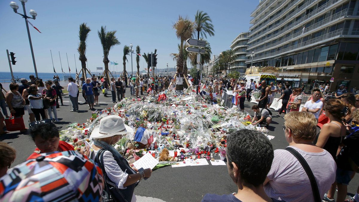 Folk har samlats nära platsen för attacken för att hedra offren i Nice.