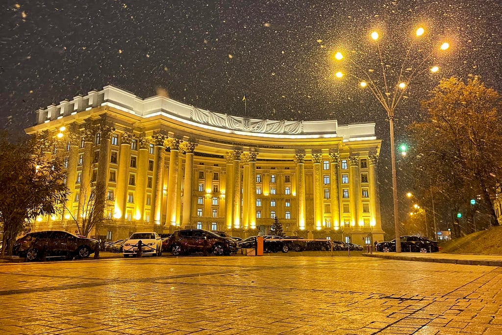 Ukrainska regerings- och myndighetssajter släcktes ned i en hackerattack på fredagen. Här är det ukrainska utrikesdepartementet i Kiev. Arkivbild.