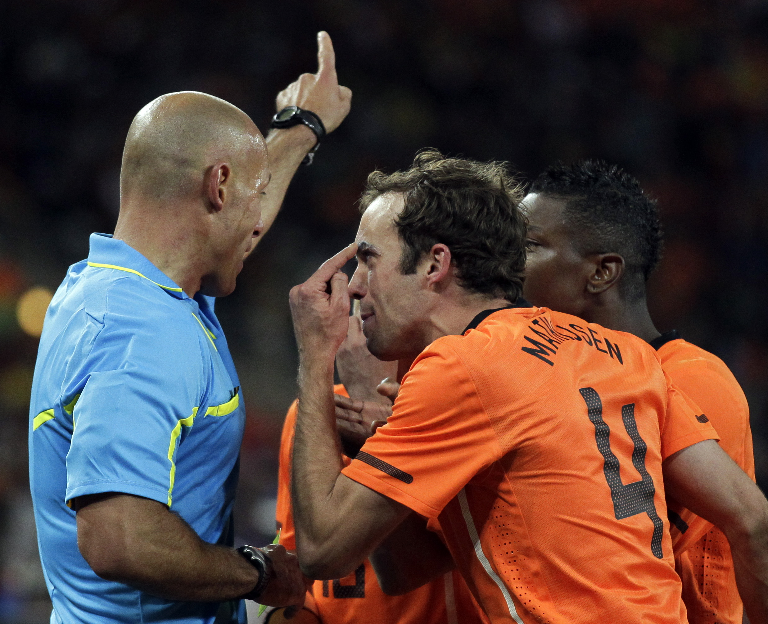 De holländska spelarna klagar intensivt efter att Spanien fått sitt mål godkänt.