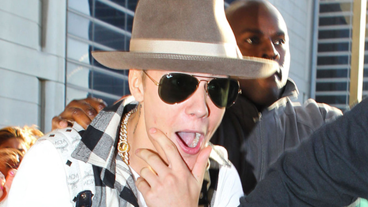 Justin Bieber stormar ut från Los Angeles flygplats. 