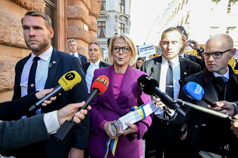 Finansminister Elisabeth Svantesson (M) promenerar med budgeten för 2026 från finansdepartementet till riksdagen. Foto: Jessica Gow / TT Finansminister Elisabeth Svantesson (M) promenerar med budgeten för 2026 från finansdepartementet till riksdagen. Foto: Jessica Gow / TT