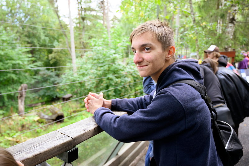 14-årige Roman gillar att fotografera – men inte discokvällarna på kollot: 'Jag gillar inte att dansa', säger han.