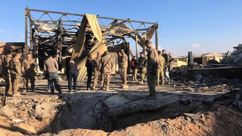 När USA dödade den iranske generalen Qassem Soleimani i ett drönaranfall i Irak i januari 2020 rådde stora farhågor för ett storkrig. Iran bombade en bas med amerikanska soldater i Irak några dagar senare. Här står några amerikaner vid förstörelsen på al-Asad-basen den 13 januari 2020.