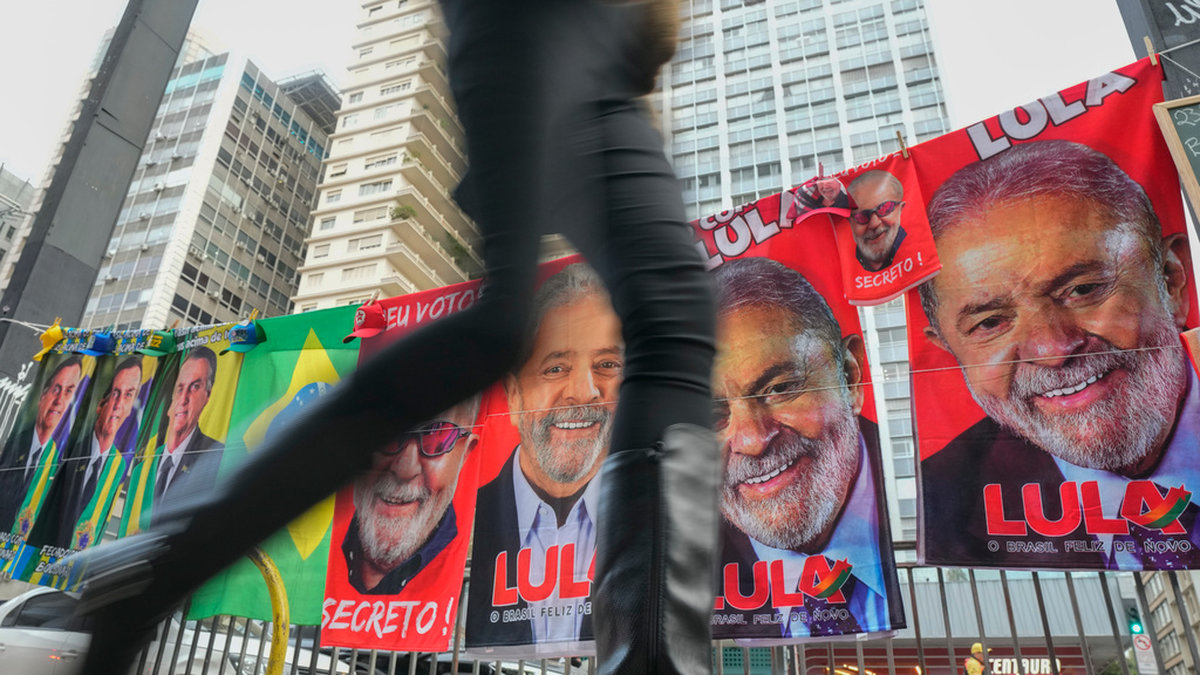 Handdukar med bilder på den nuvarande presidenten Jair Bolsonaro och utmanaren Luiz Inácio Lula da Silva vid Avenida Paulista i São Paulo. Bilden är från den 11 augusti.