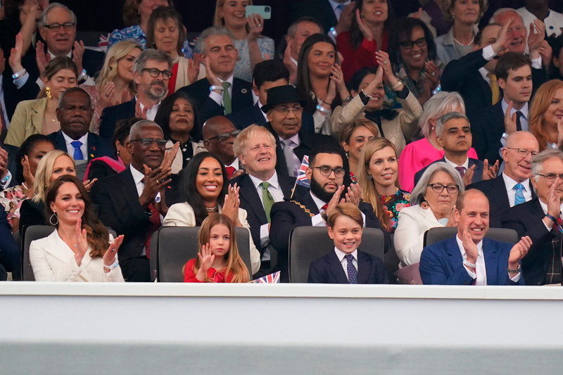 Storbritanniens premiärminister Boris Johnson, prins William, hans hustru Catherine, samt deras barn prinsessan Charlotte och prins George, satt på vip-läktaren.