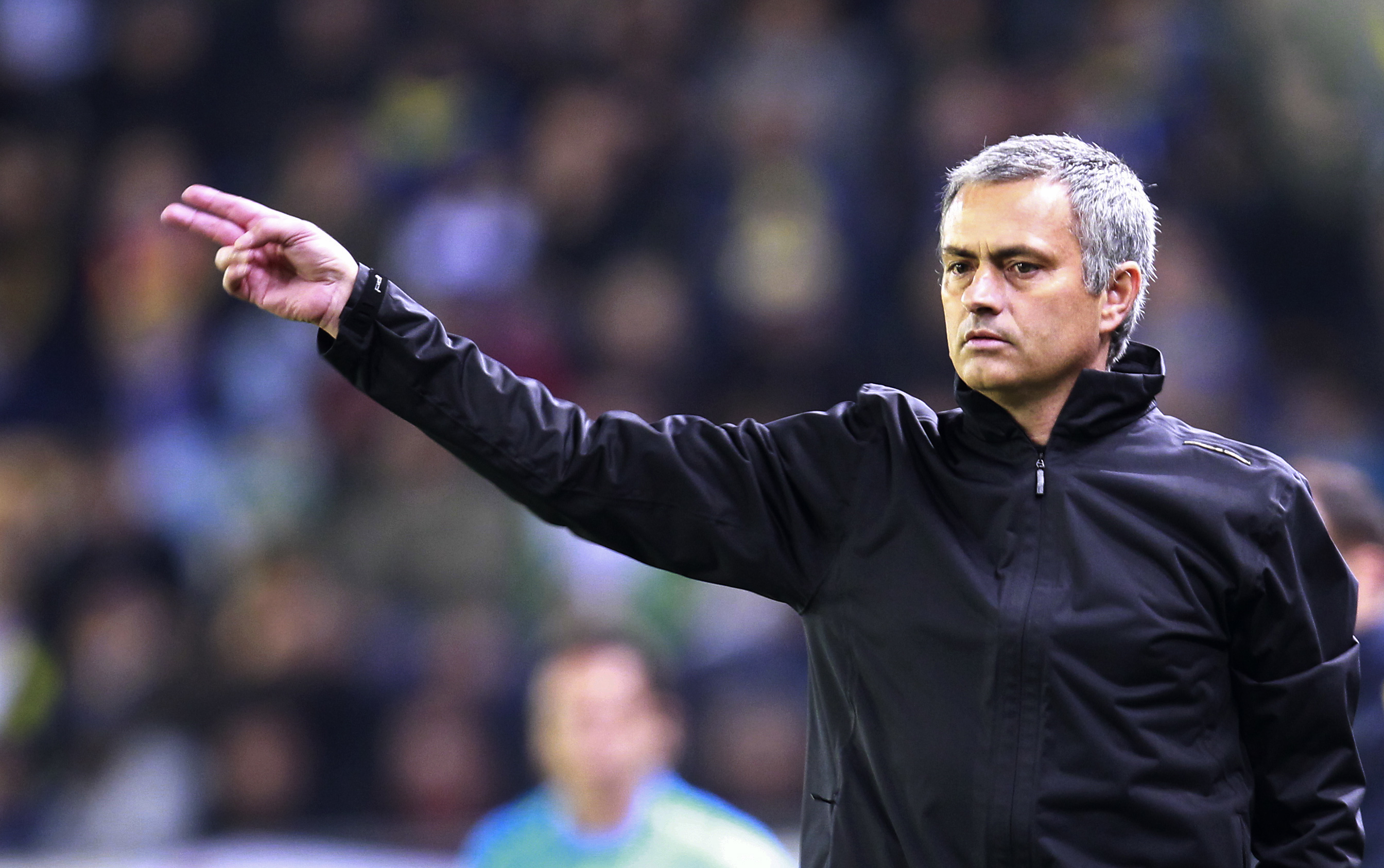 José Mourinho protesterade mot domslutet så mycket att han till slut visades upp på läktaren. Där satt redan hans ledarkollega Rui Faria. José Mourinho protesterade mot domslutet så mycket att han till slut visades upp på läktaren. Där satt redan hans ledarkollega Rui Faria.
