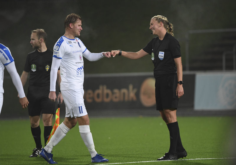 Victor Söderström tackar av Tess Olofsson efter att ha dömt en match. Victor Söderström tackar av Tess Olofsson efter att ha dömt en match.