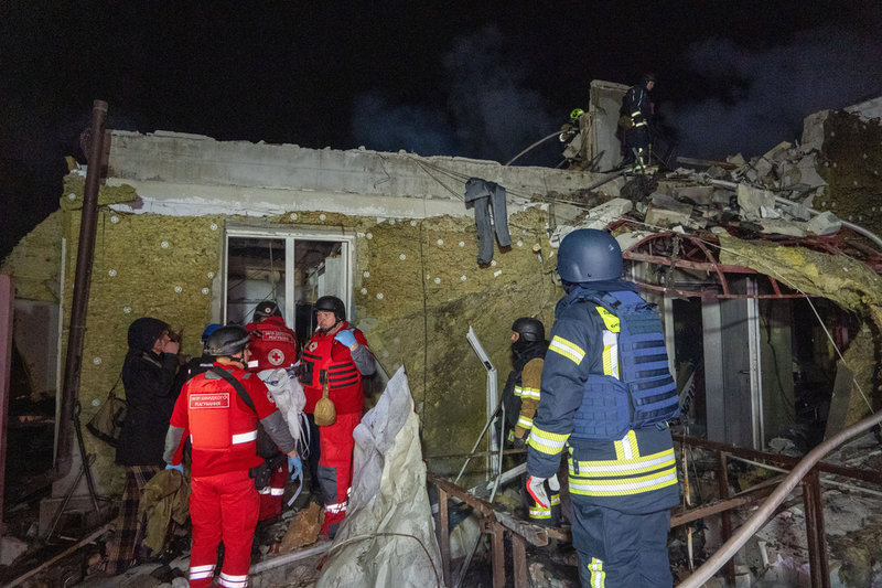 Räddningsarbetare vid ett hus i den ukrainska storstaden Charkiv i nordöstra Ukraina. Det förstördes i ett ryskt anfall under natten mellan söndag och måndag.