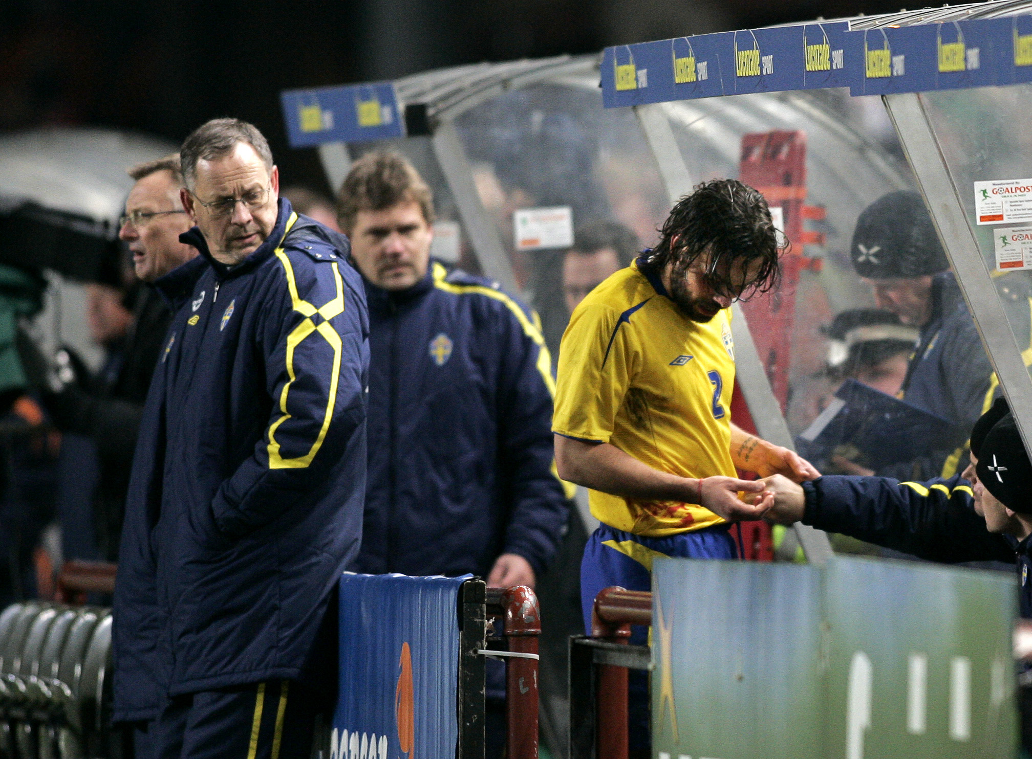 Men när Sverige mötte Irland i februari 2006 hade Östlund en av sina sämre dagar på fotbollsplanen. Att en spelare som Damien Duff hade lekstuga mot den svenska högerbacken ger med all önskvärd tydlighet en bild om hur fasansfullt usel Östlund var den mat Men när Sverige mötte Irland i februari 2006 hade Östlund en av sina sämre dagar på fotbollsplanen. Att en spelare som Damien Duff hade lekstuga mot den svenska högerbacken ger med all önskvärd tydlighet en bild om hur fasansfullt usel Östlund var den mat