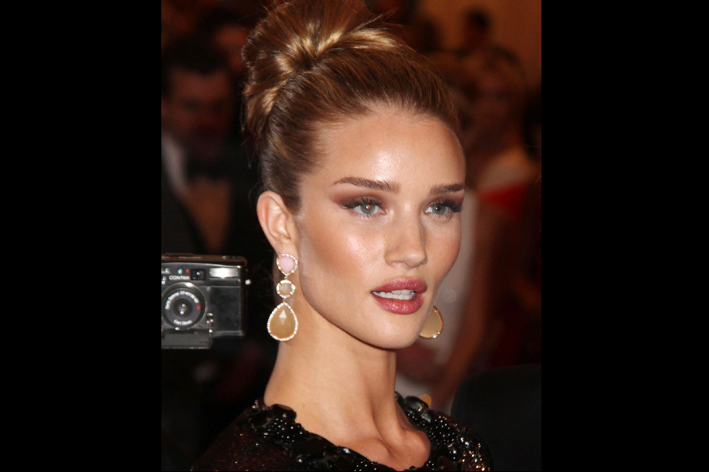 Vem vill inte försegla den här skönheten med en glamourös ring. Vem vill inte försegla den här skönheten med en glamourös ring.
