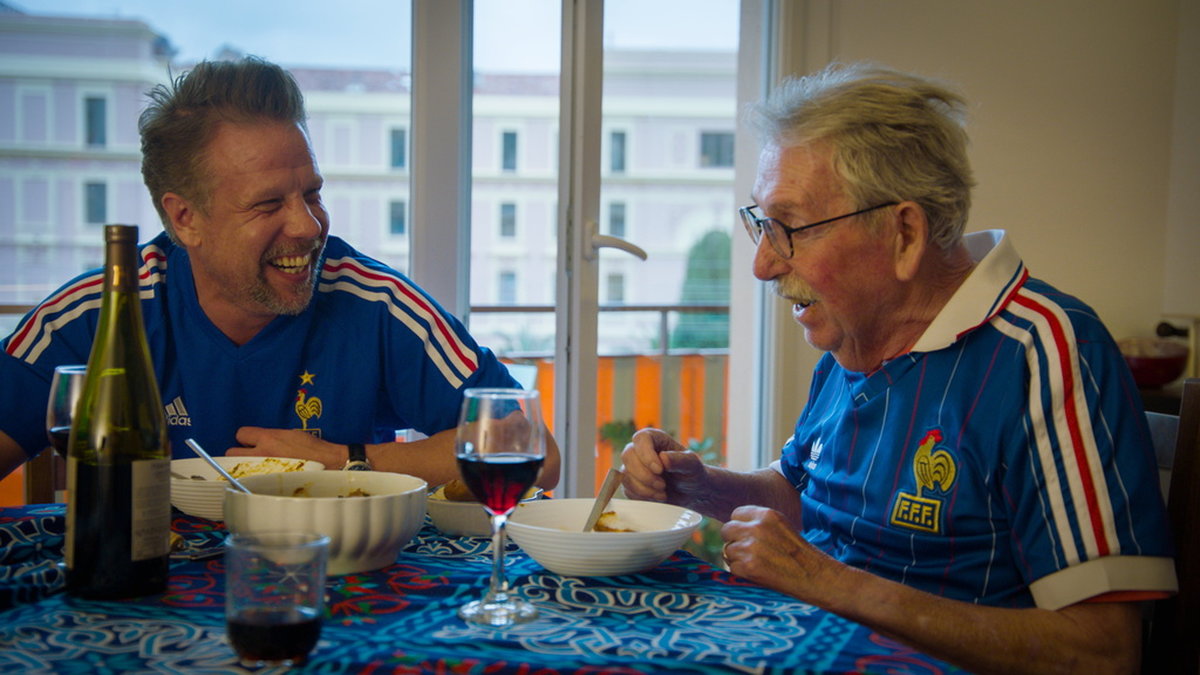 Filip Hammar tar med sig pappa Lars till Frankrike i Filip och Fredriks nya film 'Den sista resan'. Pressbild.