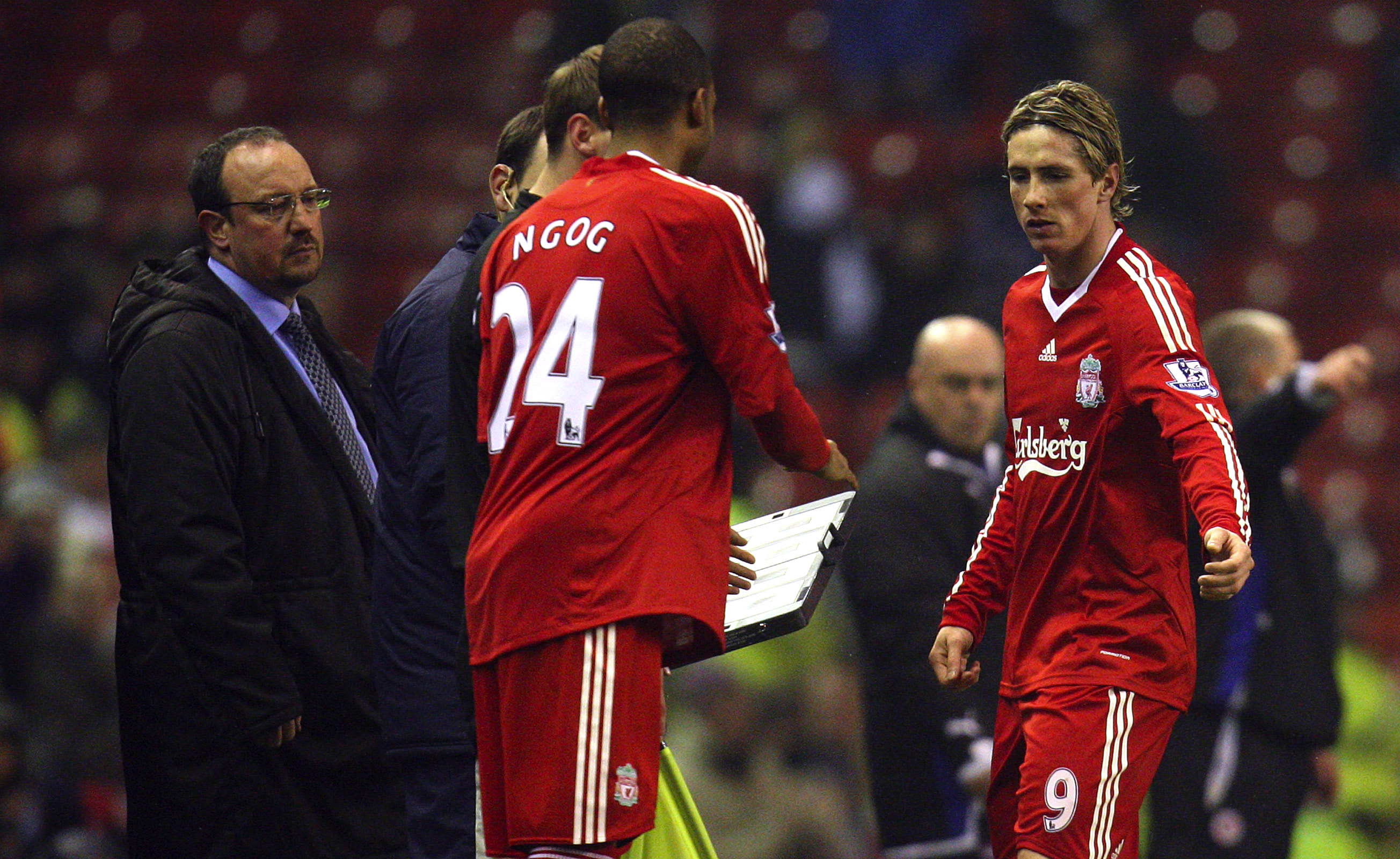 Fernando Torres tog sig i baksidan och gick av i början av matchen. 