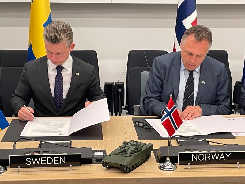 Försvarsminister Pål Jonson och norske kollegan Tore O Sandvik undertecknar avsiktsförklaring om CV90-beställningar i Bryssel.