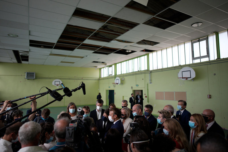 Frankrikes president Emmanuel Macron på besök i en grundskola i Malpassé, i Marseilles 13:e arrondissement. Bild från i höstas.