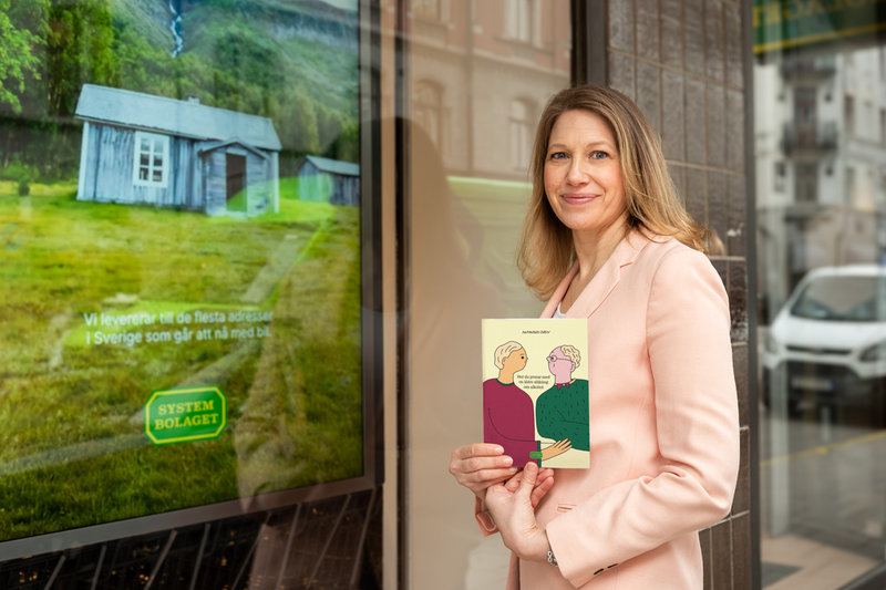 Karolina Dahlbeck Nobel, folkhälsoexpert på Systembolaget, med "pappaparlören".