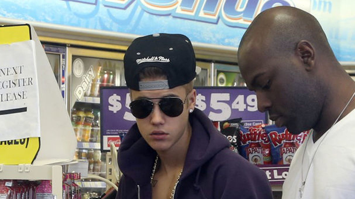 Justin och hans crew stannar på en bensinmack för att handla 2013. 
