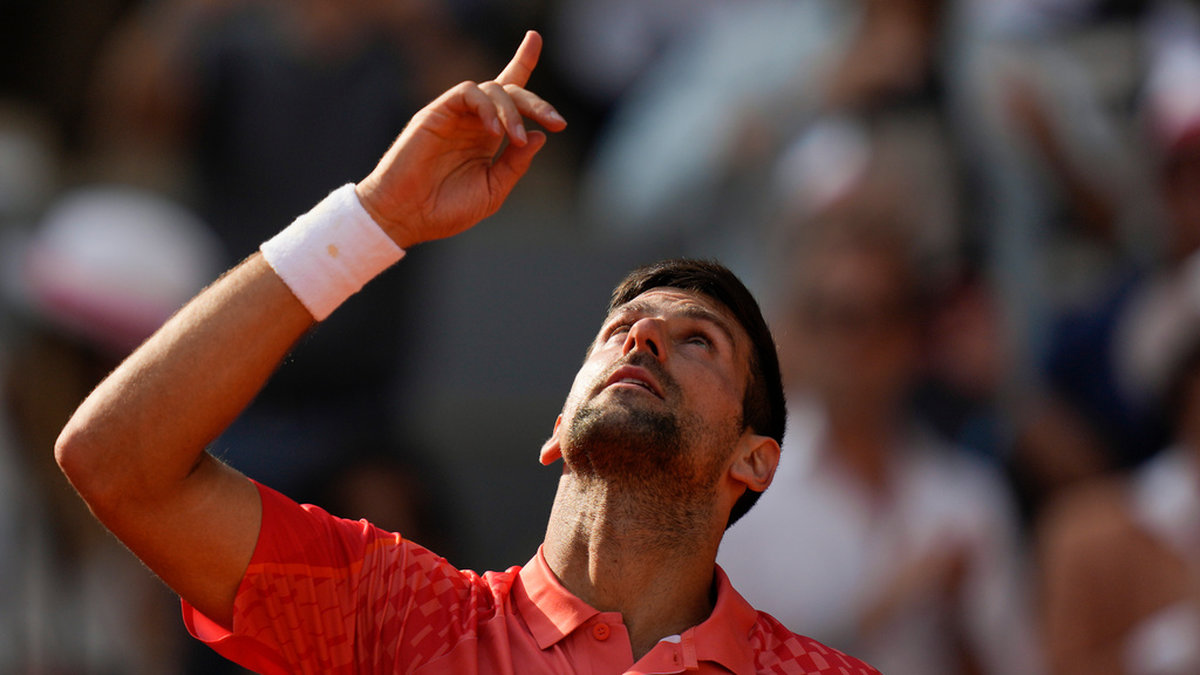 Novak Djokovic tackar högre makter för semifinalsegern i Paris. Idag kan han bli en historisk vinnare i Franska mästerskapen.