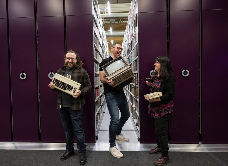 Förutom spel innehåller arkivsamlingen även konsoler, datorer och tillbehör. Från vänster: Jukka Kovalainen, teknisk ingenjör, David Boström, vd, Natalia Kovalainen, chefsarkivarie.