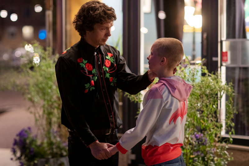 Oscar Töringe som pappan och Sigrid Johnson som 13-åriga Sasha i 'Comedy queen'. Pressbild.
