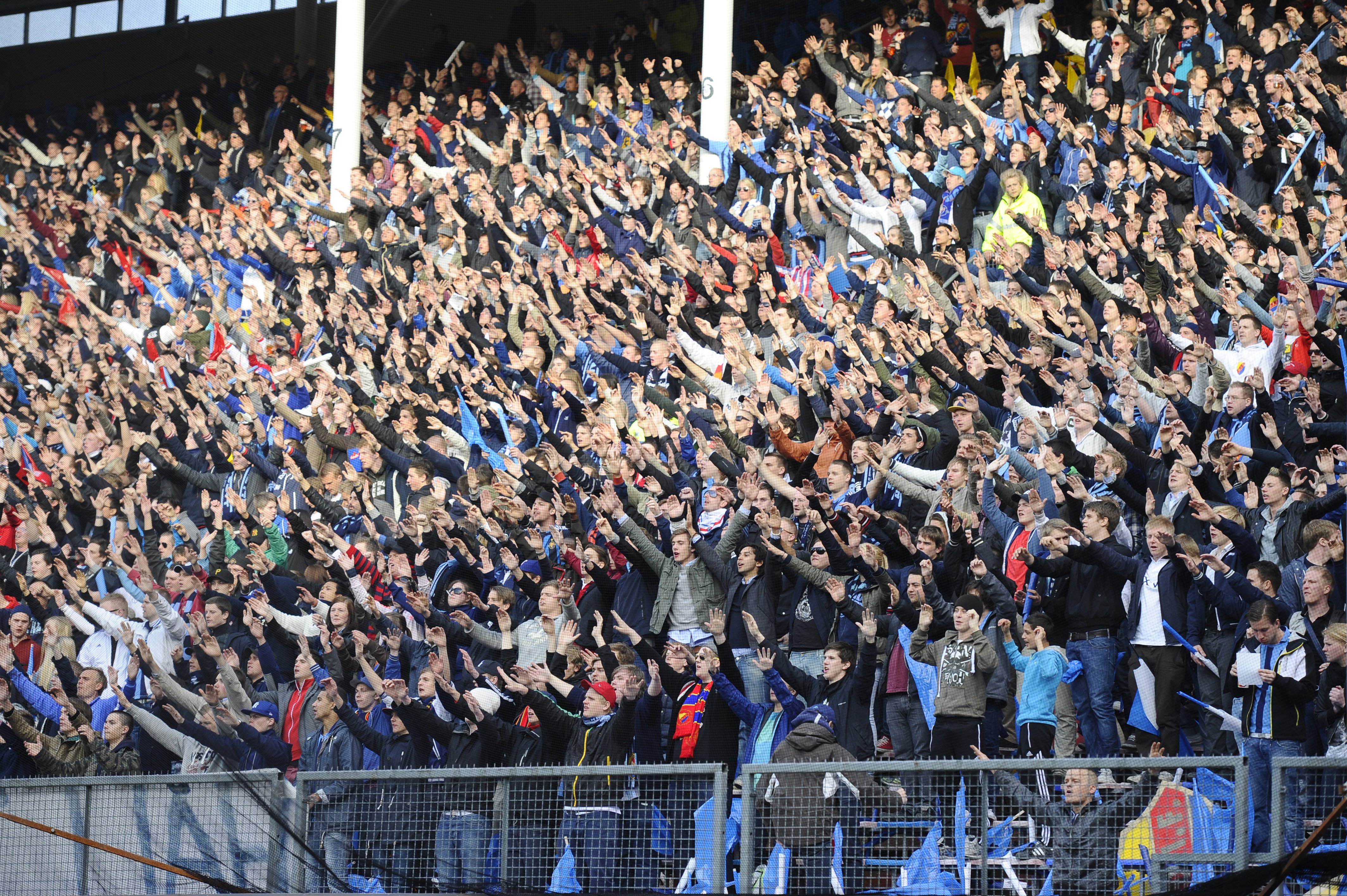 Dif-supportrarna på södra stå var många . Dif-supportrarna på södra stå var många .