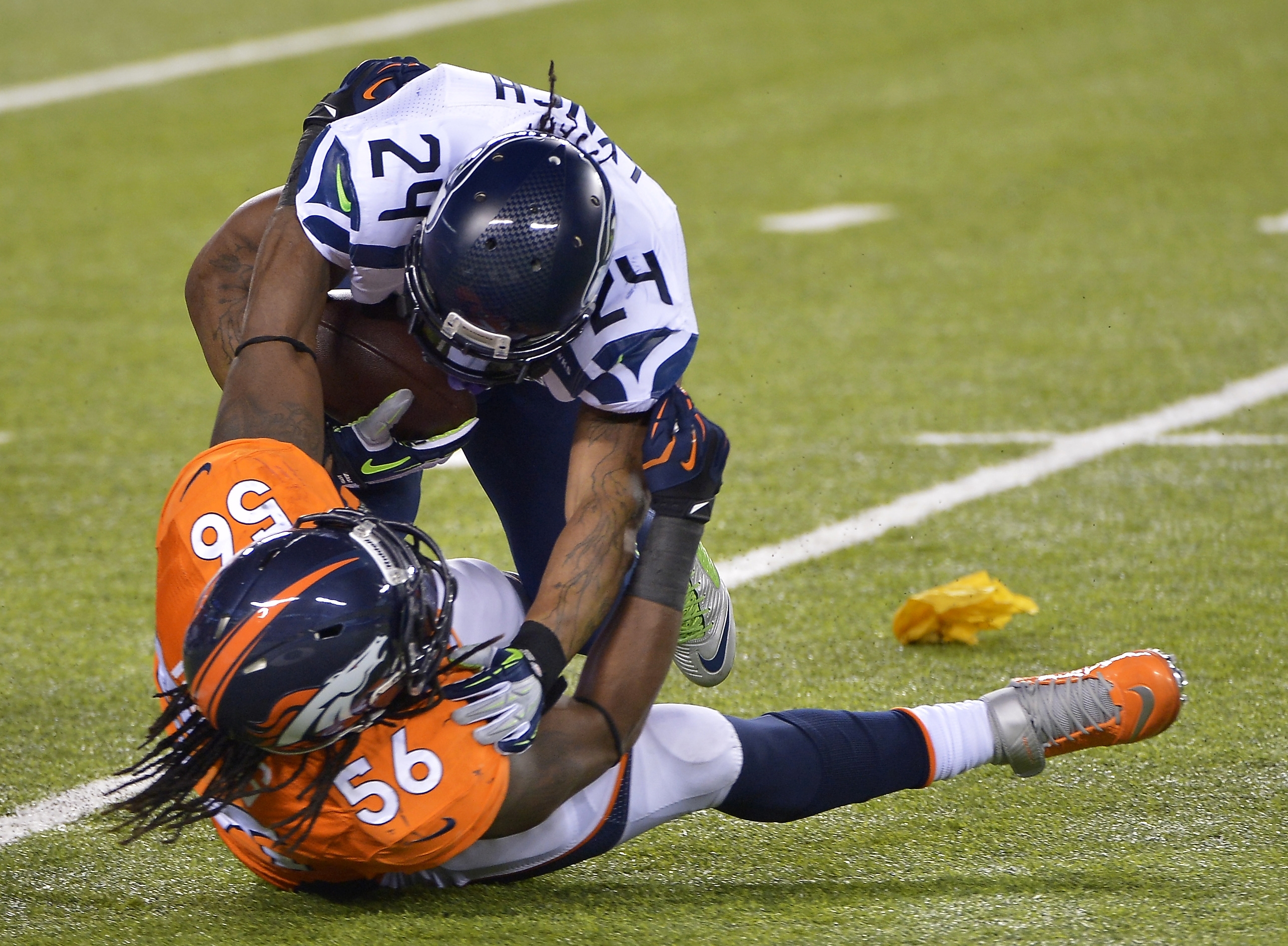 Marshawn Lynch, Seattle Seahawks och Nate Irving, Denver Broncos. Marshawn Lynch, Seattle Seahawks och Nate Irving, Denver Broncos.
