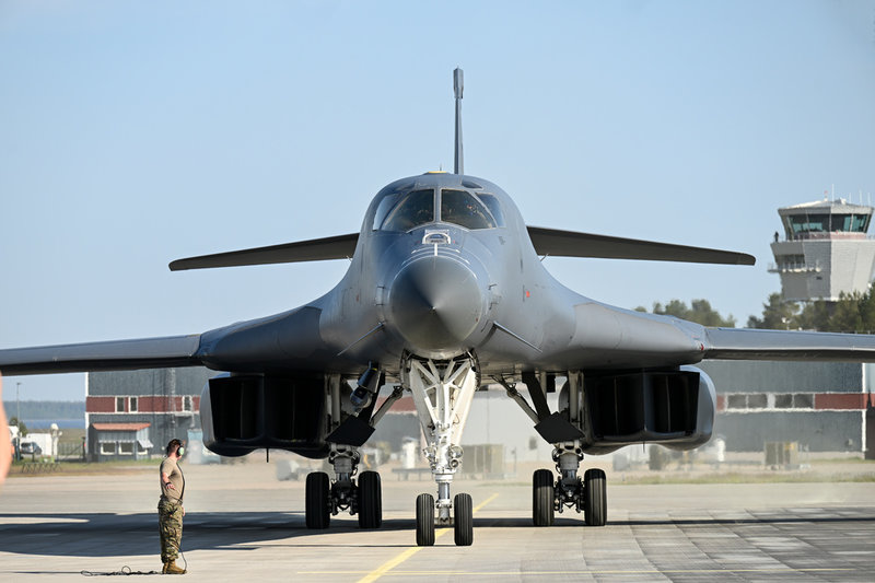 Ett Rockwell B-1B Lancer taxar in på Norrbottens flygflottilj i Luleå på måndagen.