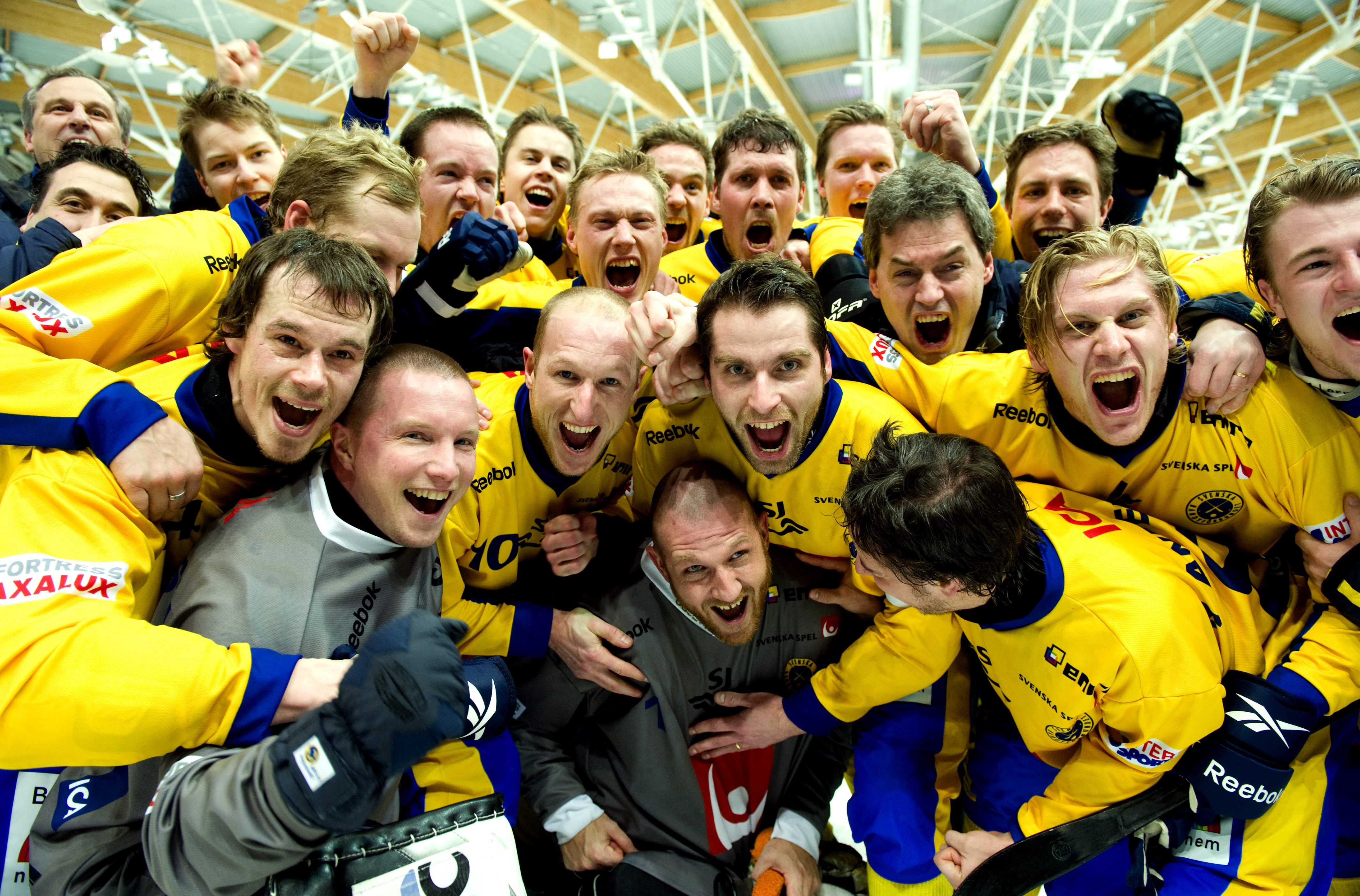 Sverige försvarade sitt VM-guld i bandy efter 6-5 mot Ryssland i Moskva. En nervig match avgjordes först i förlängningen där Sverige var starkast. Daniel Mossberg blev stor guldhjälte efter att ha rundat målvakten och petat in avgörandet. Sverige försvarade sitt VM-guld i bandy efter 6-5 mot Ryssland i Moskva. En nervig match avgjordes först i förlängningen där Sverige var starkast. Daniel Mossberg blev stor guldhjälte efter att ha rundat målvakten och petat in avgörandet.