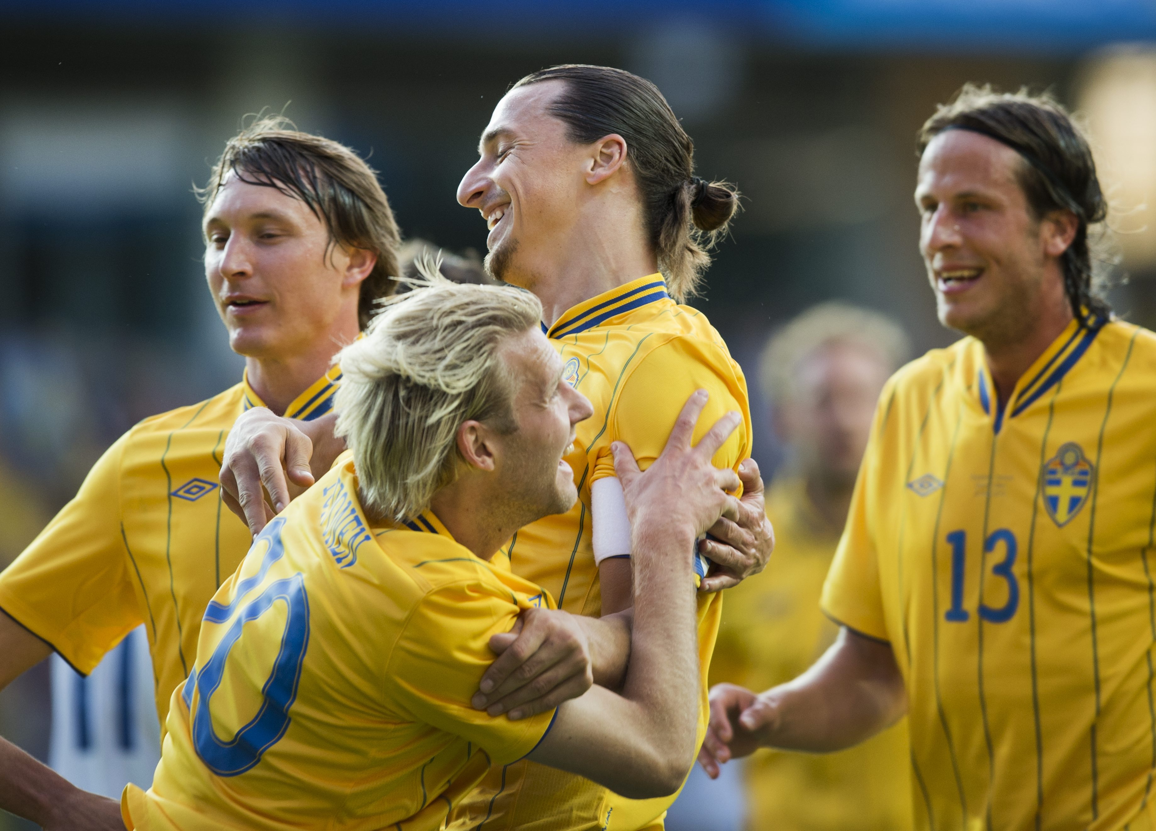 Toivonen och Zlatan kramas. Toivonen och Zlatan kramas.